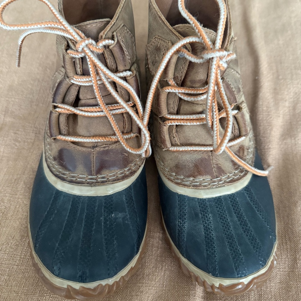 Sorel Out N About Tan and Black Lace Up Leather Waterproof Boots size 5